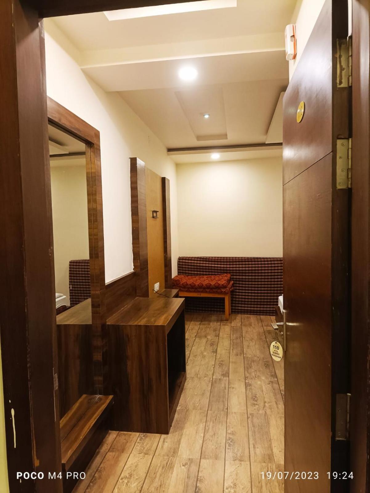 Hotel Shri Vardhan อุจเจน ภายนอก รูปภาพ